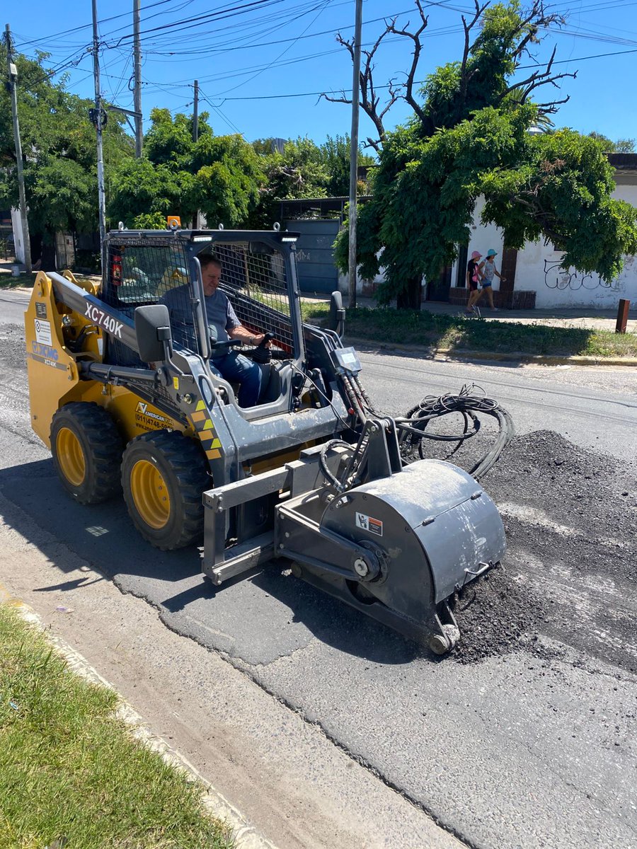 TRABAJOS DE MEJORAS  PARA LAS CALLES Y ESPACIOS PÚBLICOS DE JOSÉ C. PAZ
Seguimos mejorando las calles del distrito, te mostramos la primera etapa de fresado en la Av. Gaspar Campos, desde Solís hasta Joaquín V. Gonzáles, que realizamos mediante la Sec. de Obras y Servicios