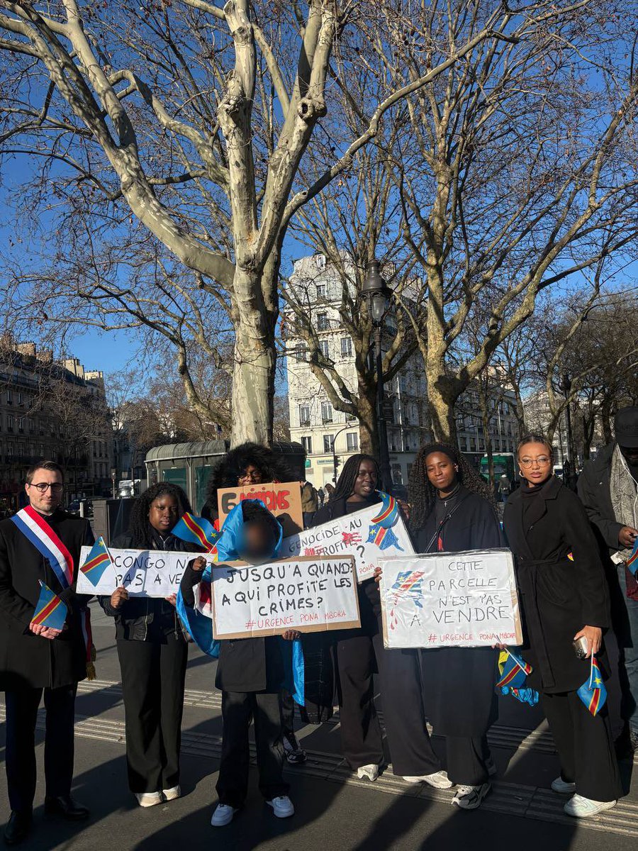🇨🇩 Manifestation de soutien au peuple congolais cet après-midi à Paris.

Des millions de morts, de blessés et de déplacés dans un conflit qui dure depuis 30 ans.

Les criminels de guerre au Congo doivent être arrêtés, jugés et condamnés !