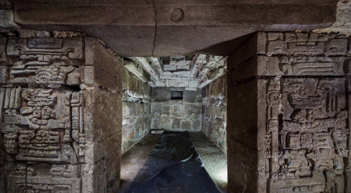 manumanito's tweet image. Mega wow con el descubrimiento de la tumba zapoteca en Oaxaca. Estamos hablando de una estructura del año 600 que todavía tiene vestigios de pigmento 🤯. Coronando la entrada una máscara de búho símbolo de la noche la muerte y el poder.
