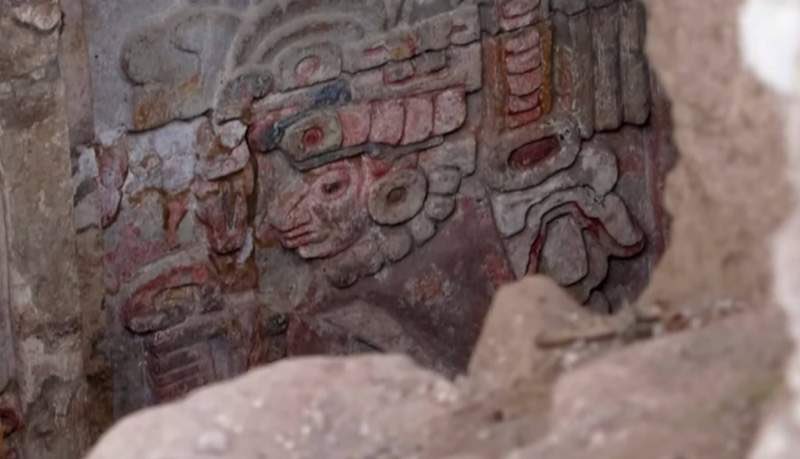 manumanito's tweet image. Mega wow con el descubrimiento de la tumba zapoteca en Oaxaca. Estamos hablando de una estructura del año 600 que todavía tiene vestigios de pigmento 🤯. Coronando la entrada una máscara de búho símbolo de la noche la muerte y el poder.