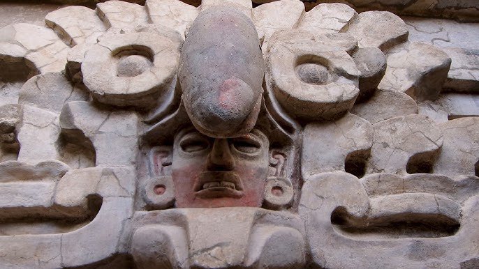 manumanito's tweet image. Mega wow con el descubrimiento de la tumba zapoteca en Oaxaca. Estamos hablando de una estructura del año 600 que todavía tiene vestigios de pigmento 🤯. Coronando la entrada una máscara de búho símbolo de la noche la muerte y el poder.