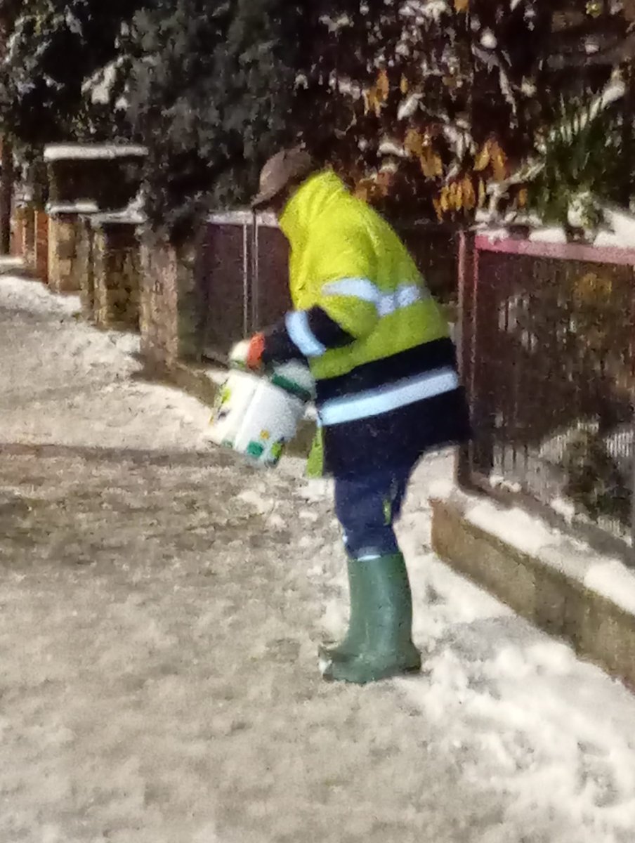 Dionis7vetes's tweet photo. Orgull dels servidors públics de Moià, nevada controlada!✊️
De tota manera circuleu només si és necessari i amb molta precaució! També al caminar per les voreres glaçades! Monví també net i amb punts de sal per als veïns, com sempre! https://t.co/csKKLFq93U
