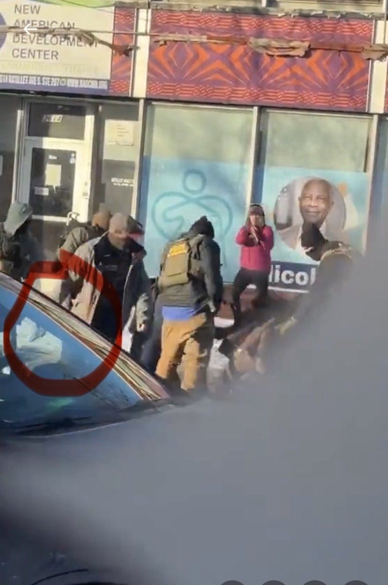 politigest's tweet image. Grey jacket took the gun from his waistband and these untrained thugs went apeshit and killed a man they was beating senseless.