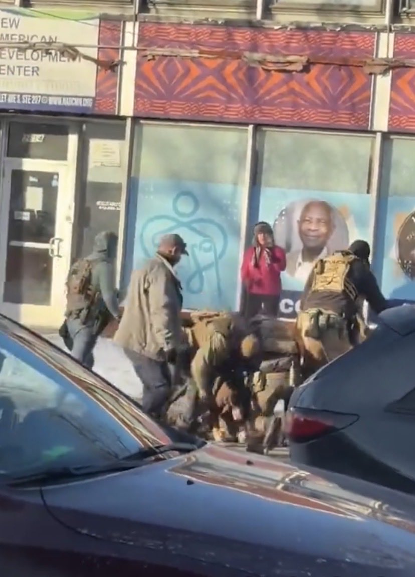 politigest's tweet image. Grey jacket took the gun from his waistband and these untrained thugs went apeshit and killed a man they was beating senseless.