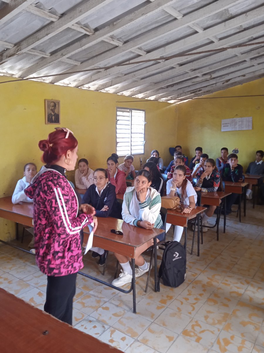 Con el habitual compromisos que caracteriza a los maestros de #Yaguajay, #SanctiSpíritusEnMarcha hoy celebramos el #diainternacionaldelaeducacion porque #CubaEduca. 
#CubaMined <a href="/DeivyPrezMartn1/">Deivy Pérez Martín</a> <a href="/milian_mileydi/">Mileydi Milian</a> <a href="/RadioYagNews/">RadioYaguajay(News)</a> <a href="/AlexisLorente74/">Alexis Lorente Jiménez</a> <a href="/DiazCanelB/">Miguel Díaz-Canel Bermúdez</a> <a href="/CubaMined/">MINED</a> <a href="/JasielCarballo/">Jasiel Carballo</a>