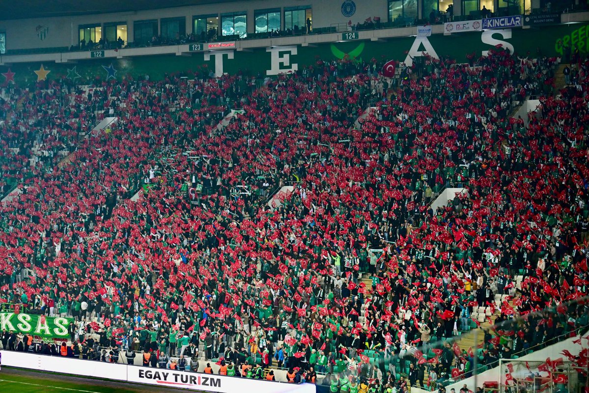 Dün gece attığım tweetten sonra Bozbey başkanımıza ulaşıp kendisinin olumlu yaklaşımından sonra hemen 40 bin bayrak planlamasını yapıp sabahın ilk saatlerinden maç saatine kadar bi telefon ile 70 tribün emekçisi kardeşimin ve 10 belediye çalışanımızın bugün tribünlere 40 bin