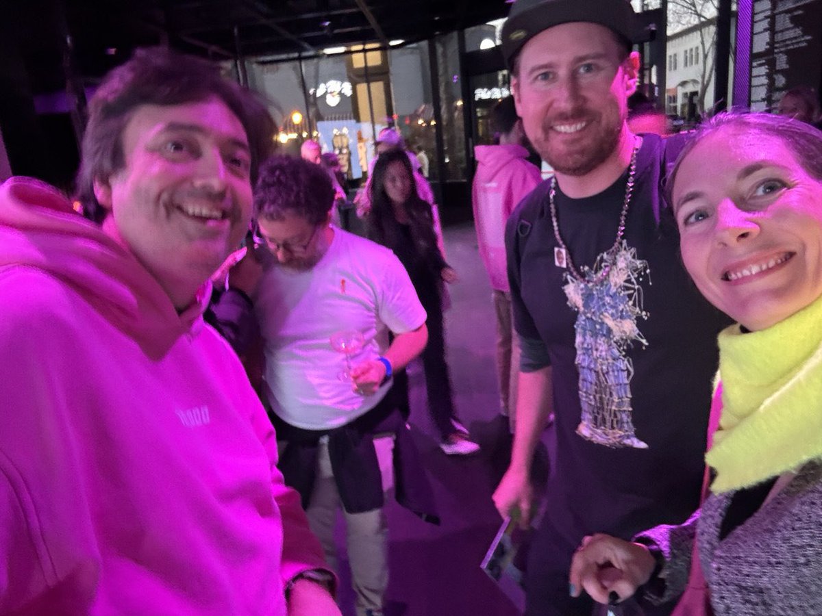 100 collectors tweet media