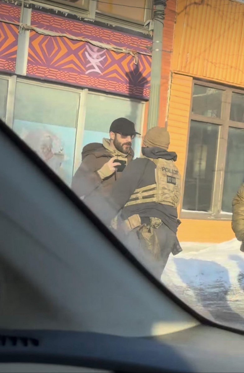 This is what approaching federal agents with a 9mm looks like.