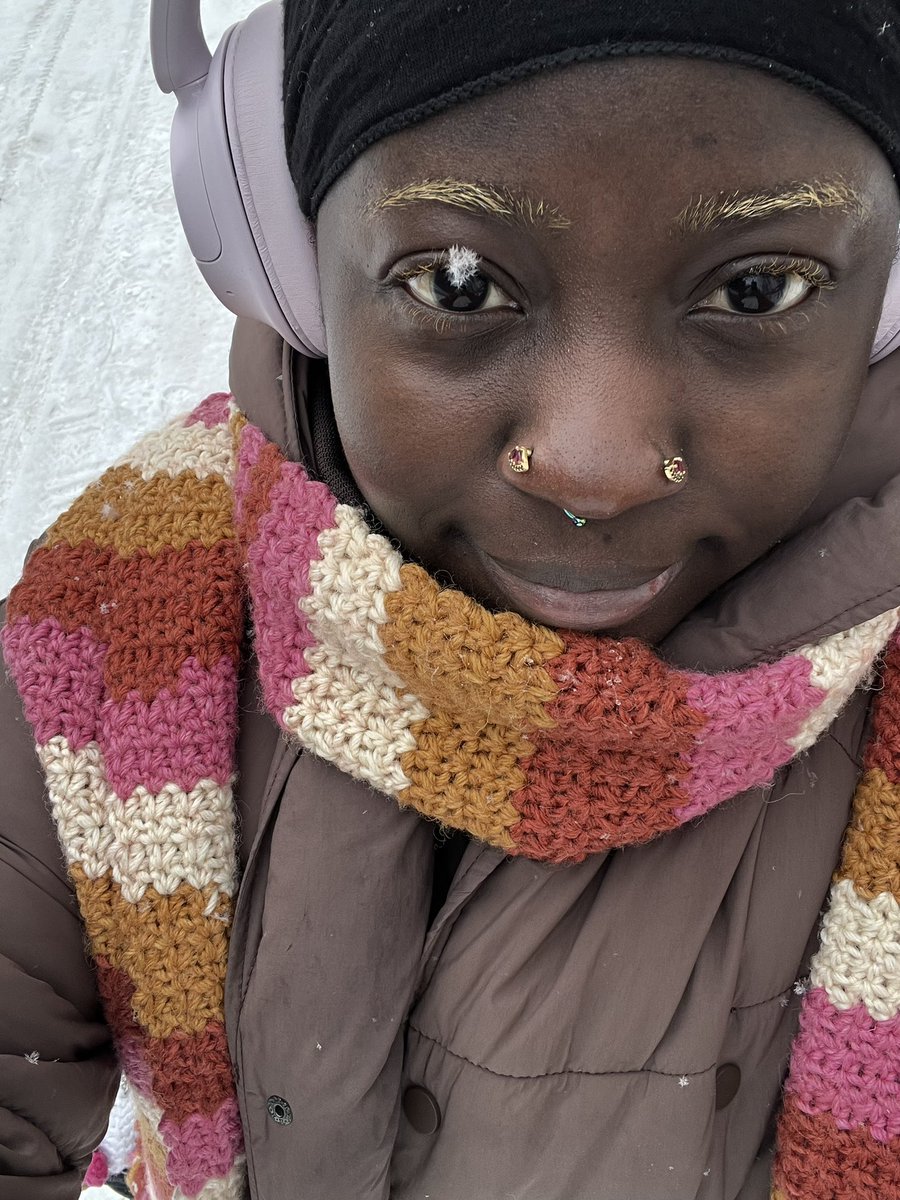 lawsbbg's tweet photo. It was snowing and a snowflake landed perfectly on my lashes ❄️☃️ https://t.co/zvYdui7AHX