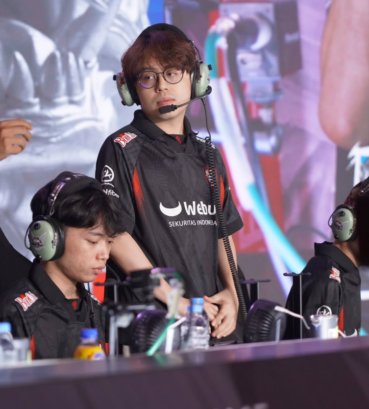 Fun fact: Xepher (ex T1 &amp; BOOM Esports) who notably got top7 at TI 2021 is now a Coach for 🇮🇩 Alter Ego, an MLBB team.

Known for his drafts, he will be on stage tomorrow for the Grand Final of the M7, the TI of MLBB.

Dota 2 truly reveals talents. "Mama, aku di TI"