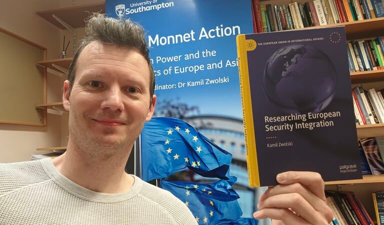 اخترت دراسة كورس “Understanding Geopolitics” الذي يشرح كيف تؤثر الجغرافيا والموقع على السياسة العالمية، التنافس على القوة، والممرات الاستراتيجية 🌍
يُقدَّم الكورس د. كامل زولسكي، أستاذ مشارك في السياسة الدولية بجامعة ساوثهامبتون، وهو مؤلف كتاب “الأمن الأوروبي في نظرية التكامل”.