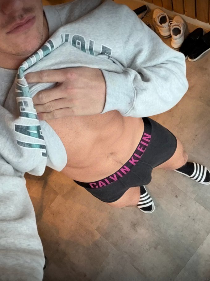 I don’t chase… I attract 💅🏽✨