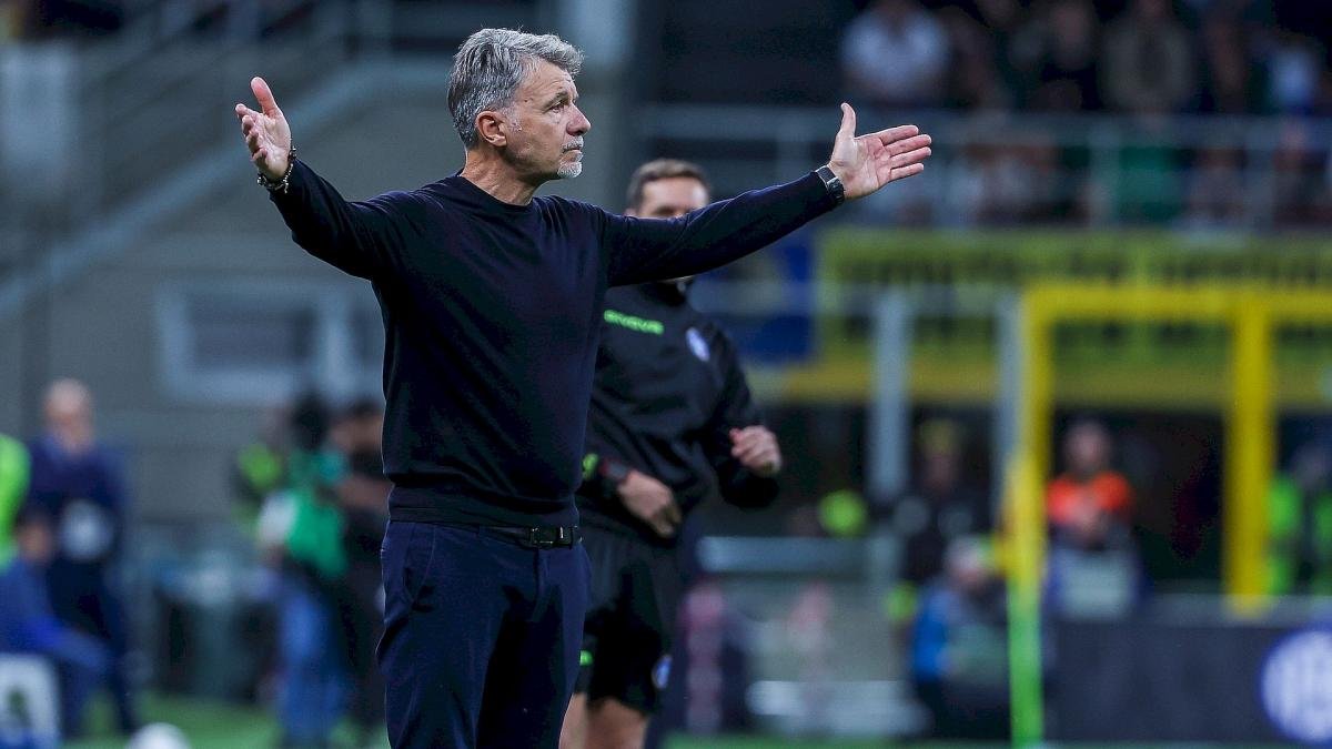 Exclu FM : Marco Baroni encore sur la sellette 🇮🇹

Après le 6-0 à Côme et des tensions avec les ultras, une réunion est prévue demain. Décision attendue en début de semaine, alors que le mercato tarde à décoller.

🌐 @FootMercato
➡️ shorturl.at/LQ0ch