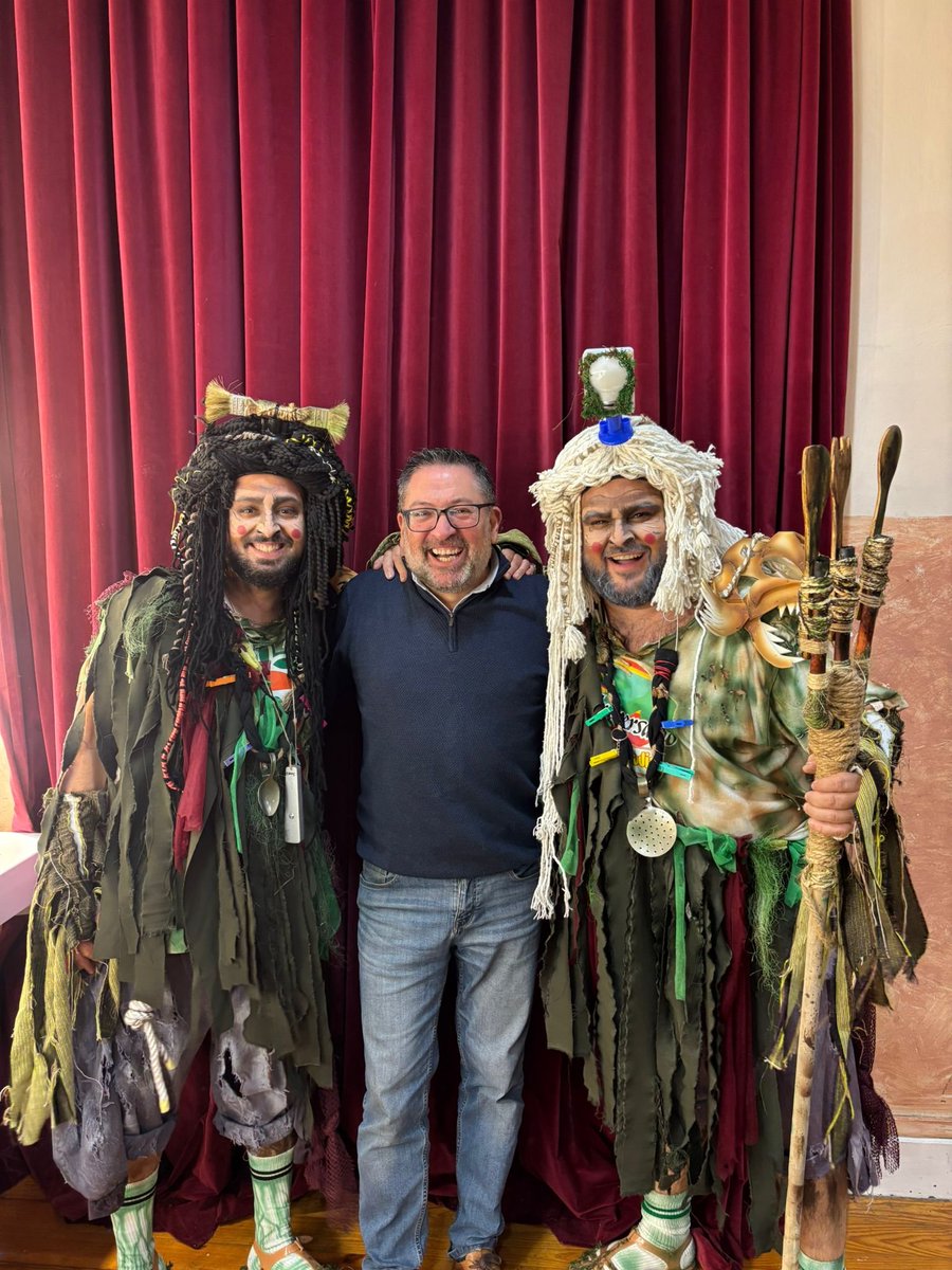 OJÚ QUE TRIO!! 😂😍

Todos los días no tiene uno la suerte de fotografiarse junto a un antifaz de oro. 🤭

#loscadisapiens 
<a href="/santanderyreyes/">La Chirigota de La Viña</a>