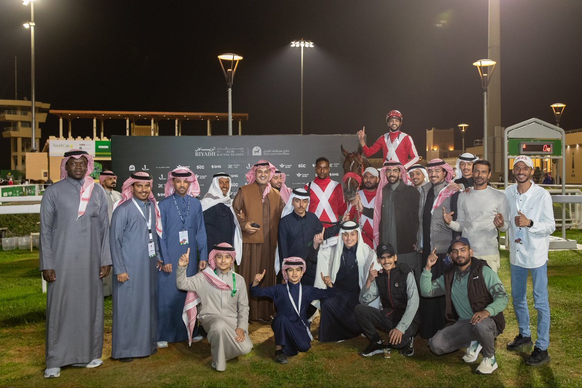 abunaif12312's tweet photo. الف مبروك ل الأمير #متعب_بن_شريم ول أبنائه الكرام 
فوز البطل ( عز الخاطر )
في كأس #نادي_سباقات_الخيل 🏆 
الله يجعلها متبوعة ماهي مقطوعة https://t.co/JgJJ3CSDRR