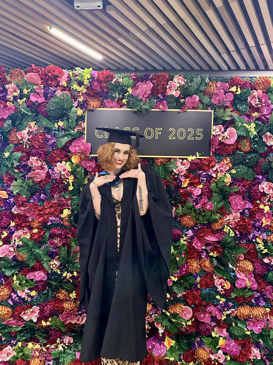 CallOutCalPal's tweet photo. I’m officially a graduate! An honours degree in Live Event (&amp; Festival) Management.
Genuinely I would not have ventured this far into the music world had it not been for 5SOS’ impact, the shows they put on and the music they make.
I am grateful for my band, &amp; proud of myself❤️ https://t.co/ygqQlYlpwZ