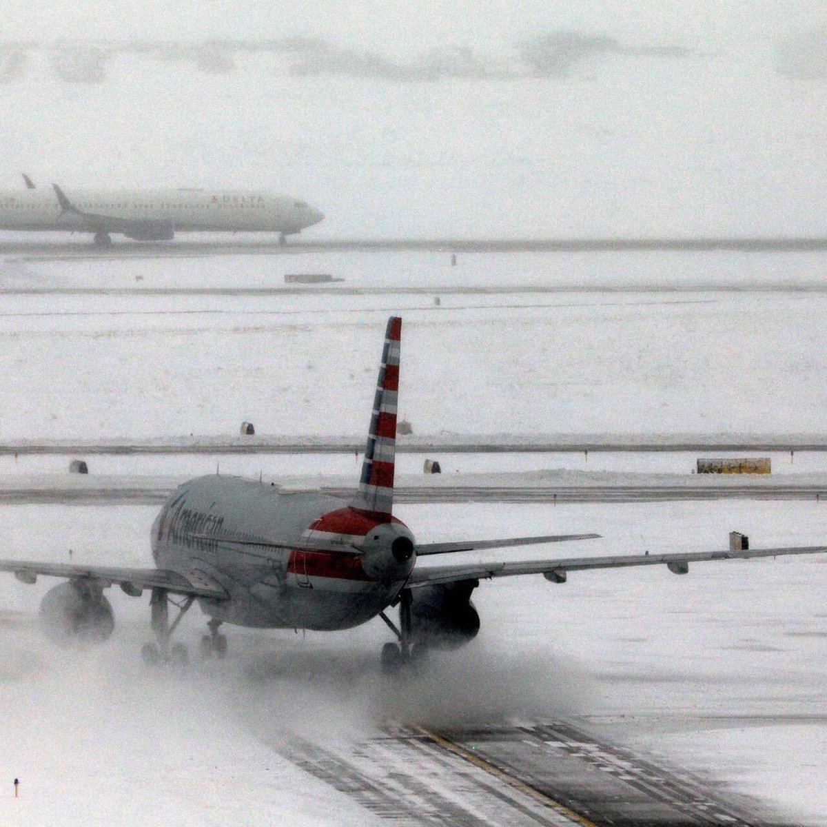 إعلان الطوارئ واستنفار وتعطل الرحلات بسبب عاصفة شتوية ثلجية عنيفة تضرب ولايات أمريكية:

•السلطات في الولايات المتحدة أعلنت إلغاء أكثر من 8,300 رحلة جوية مع اقتراب عاصفة شتوية كبرى.

•نحو 140 مليون شخص تلقّوا تحذيرات من عاصفة تمتد من نيومكسيكو إلى نيو إنغلاند.

•خدمة الطقس