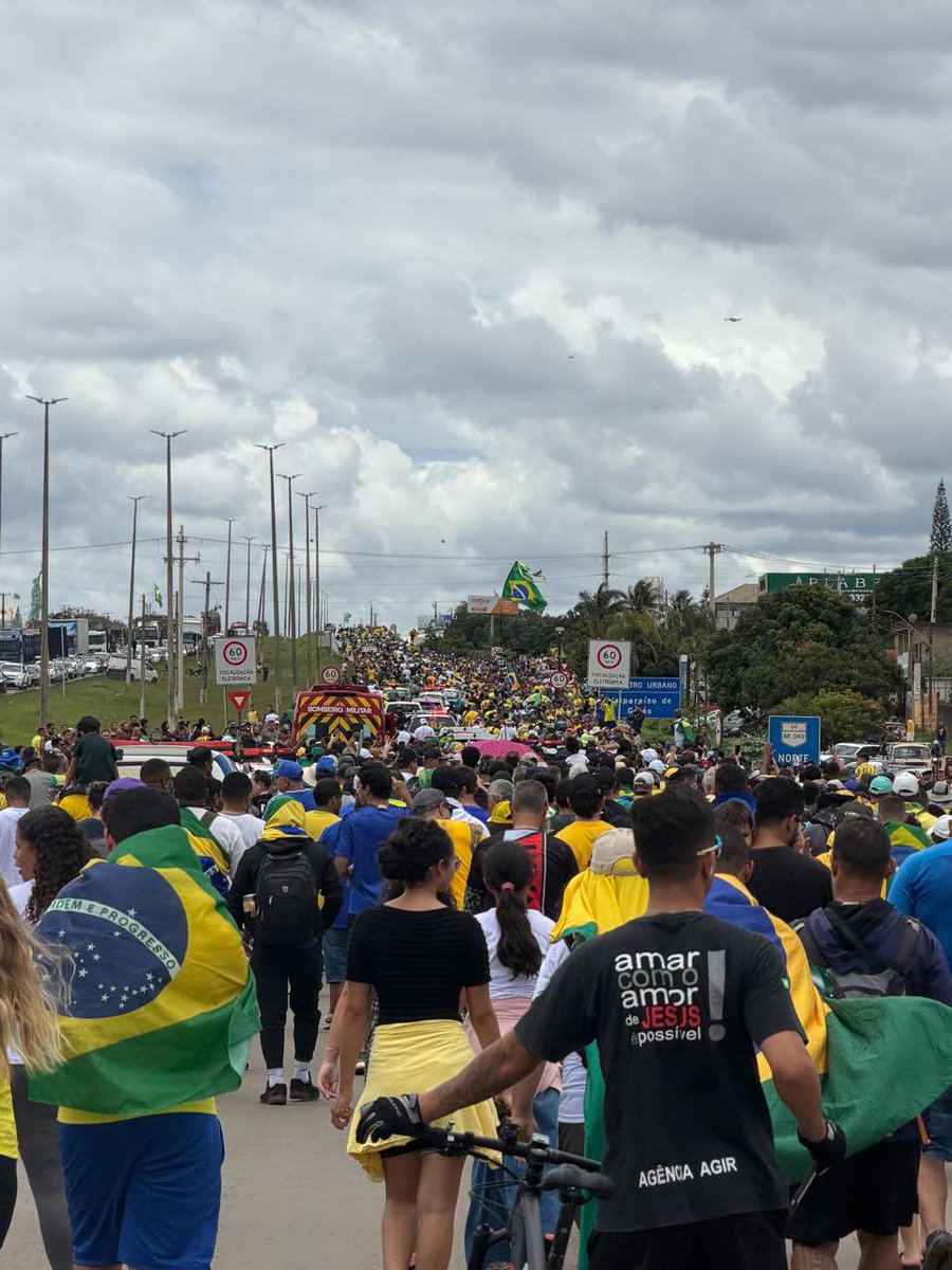 apropriajulia's tweet image. Isso é o que está à frente do Nikolas hoje. 

Ele está atrás dessa multidão. 

Pessoas vão se juntando ao longo do caminho. Lindo demais! 

É disso que eles têm medo: de um povo cheio de esperança e SEM MEDO.