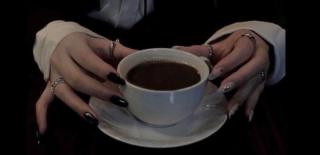 _lf47's tweet image. كريمة فُرص . . كثيرة صبر 
و أعوذ بالله من نفسي إذا عافتْ .