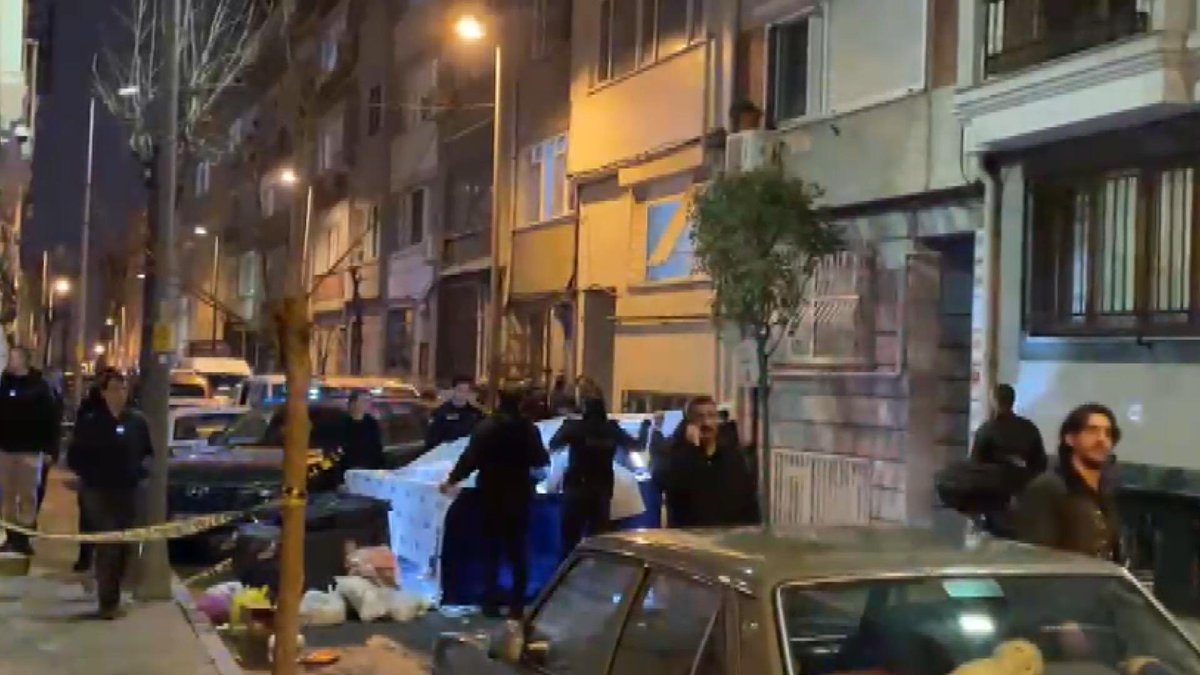 ŞİŞLİ’DE KADIN CESEDİ BULUNDU 🚨

İlk notları aktarıyorum.. 

Duatepe Mahallesi’nde saat 20.45 sıralarında, kağıt toplayan bir kişi konteynerde çarşafa sarılı bir ceset buldu. 

Polise haber verildi.

Olay yerine gelen ekipler, cesedin bir kadına ait olduğunu ve başının