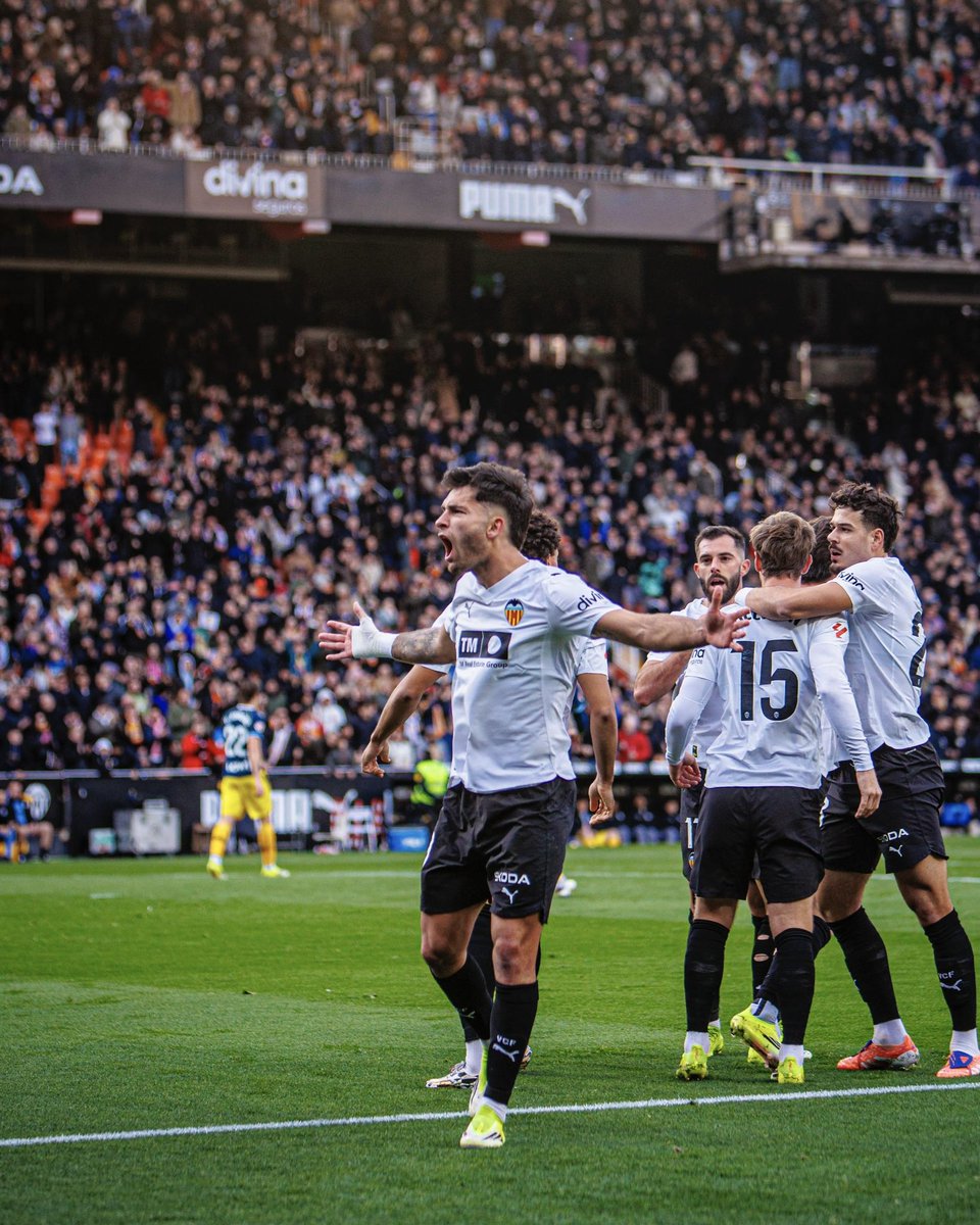hugoduro14's tweet image. Merecíamos una tarde así en Mestalla 🏟️

Victoria sufrida, pero necesaria. Nos vemos en Copa, afición 🦇