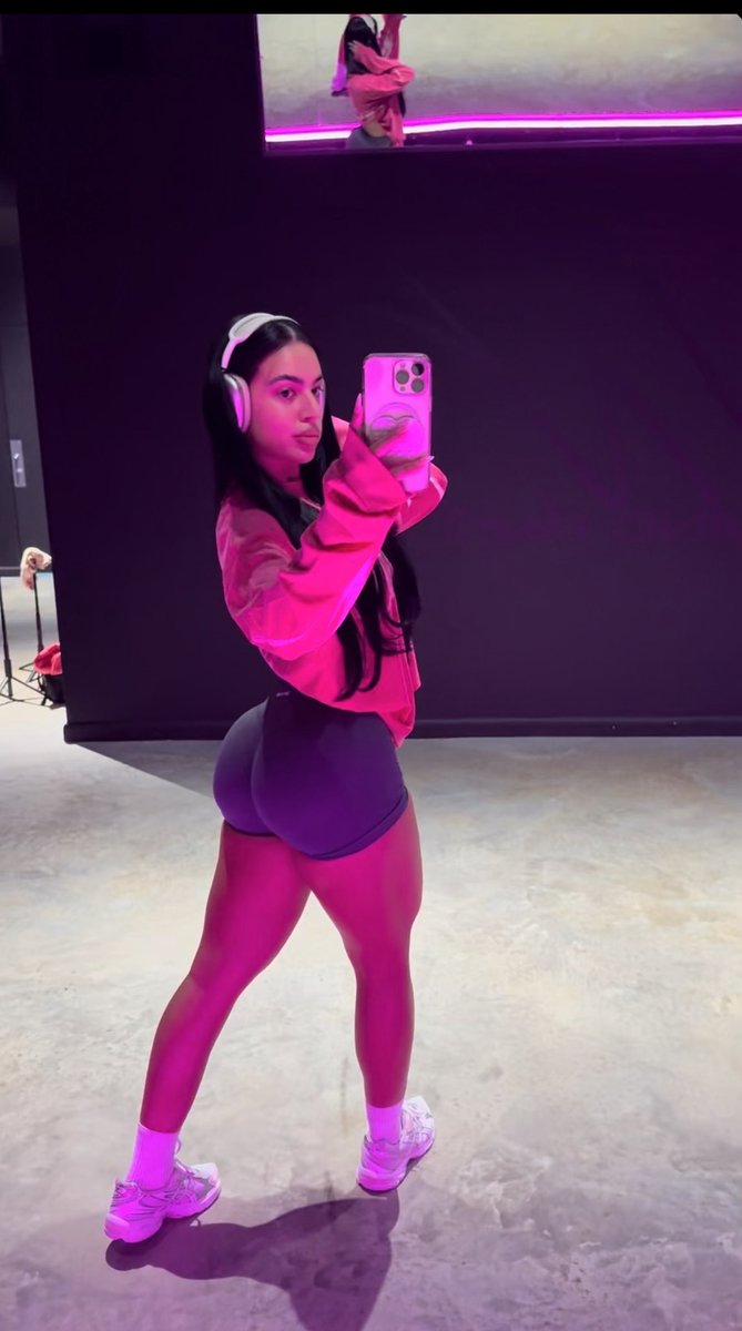 sarahbadaara's tweet photo. what’s ur fav color?💖 https://t.co/oiyCrR2JjJ