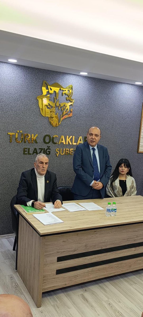 elazigturkocagi's tweet photo. Türk Ocakları Elazığ Şubesi’nin 12. Olağan Genel Kurul Toplantısı, 24 Ocak 2026 tarihinde geniş bir katılımla gerçekleştirilmiştir. Genel kurulda divan kurulu oluşturulmuş; yapılan oylama sonucunda Divan Başkanlığına Prof. Dr. Sebahattin Devecioğlu, divan üyeliklerine ise Vahit Dabak ve Dr. Gülsüm Tuğçe Çetin seçilmiştir.

Genel kurul gündem maddeleri kapsamında faaliyet raporu, ardından denetim raporu, üyelerimize sunulmuştur.

Gündem maddelerinin görüşülmesinin ardından yapılan yönetim kurulu seçiminde, üyelerimizin ortak iradesiyle Prof. Dr. Yavuz Haykır oy birliğiyle yeniden başkanlığa seçilmiştir.

Türk Ocakları Elazığ Şube Başkanı Prof. Dr. Yavuz Haykır’ın konuşmasının ardından, ressam-heykeltıraş Şeymanur Doğan tarafından, Prof. Dr. Yavuz Haykır’a Bozkurt figürlü bir hediye takdim edilmiştir

Bugüne kadar görev yapan önceki dönem yönetim kurulu üyelerine emek ve katkılarından dolayı teşekkür ediyor, Türk Ocakları camiası ve Elazığ’ımız için hayırlı olmasını temenni ediyoruz. @turkocaklari @Mehmetoztarih @YavuzHaykir