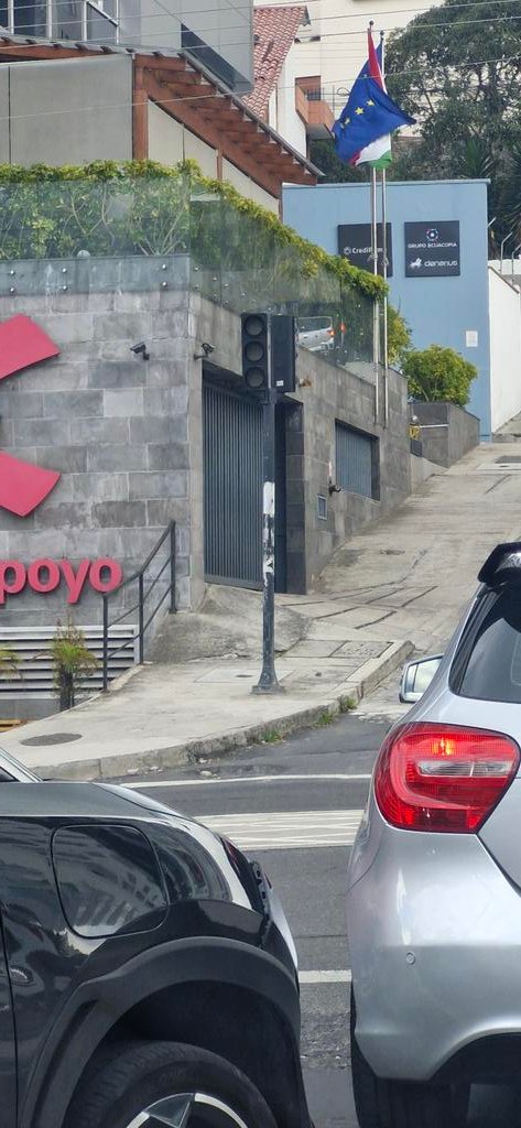 Tres horas sin luz en una de las zonas donde ganó el SÍ y donde ganó Noboa en las elecciones presidenciales: González Suárez y Bellavista.
Barrios de clase media: blanqueada, arribista e iletradas.
Votaron por NOBOA, quien acaba de romper relaciones comerciales con nuestro socio