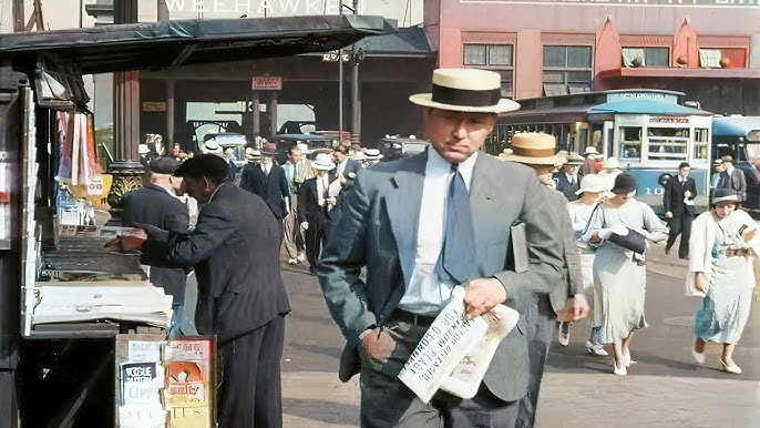 PonzistaAnti's tweet photo. Esa romantizacion pelotuda de "pasado vs el hoy", como si no fuera un fenomeno que no hubiera pasado en el resto del mundo

Nueva York en los años 30 tambien era lo mismo y hoy nada que ver

Que paso en el mundo? Se multiplico la poblacion, crecio la desigualdad, los gastos astronómicos que antes se hacían en megaconstrucciones, ya no se hacen, nunca mas nadie va a volver a construir unas piramides de Egipto, una Estatua de la Libertad, ni siquiera un Cristo Redentor, cambio la cultura, la forma de vestir, la sociedad, cambio el mundo...

Maduren