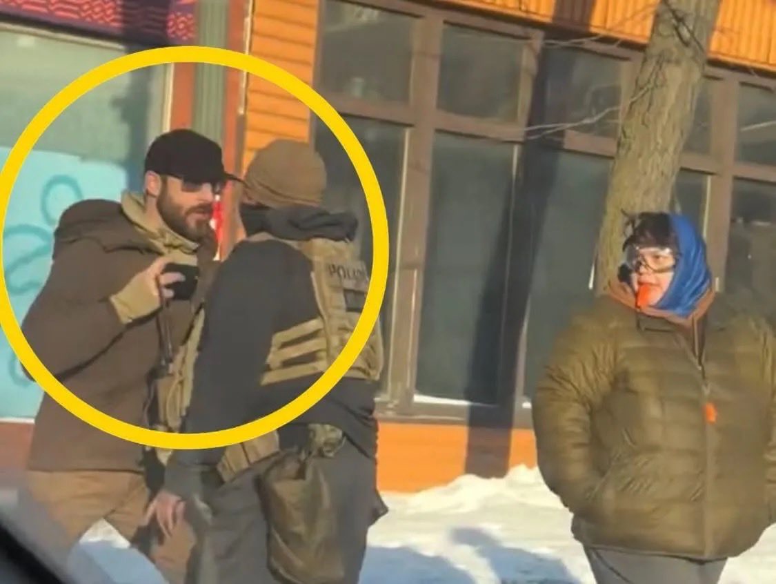 MatSings25's tweet image. He was FILMING- didn’t approach the agents with a gun like they say, “violently resisting” being pummeled on the ground by 7 ARMED men. One agent takes the guy’s gun from his WAISTBAND. He was no threat, he was murdered by incompetent, untrained, trigger happy goons. Shame!