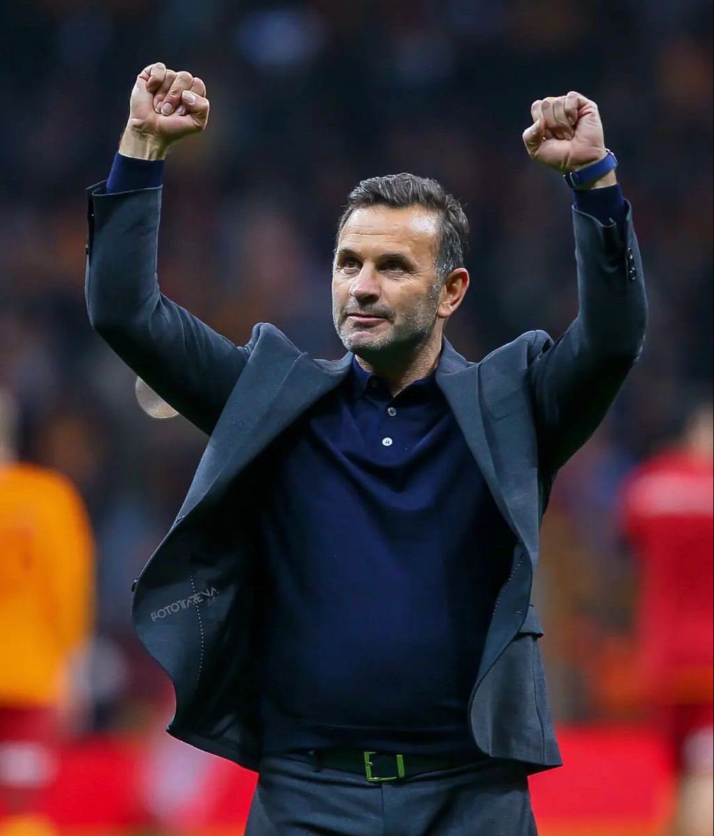 Galatasaray tribünleri tek ses:

“O.Ç Ali Koç.”