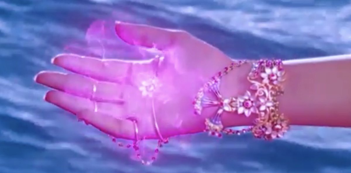 ハーイネ  フンサ  ナヴァ  ロナ ♫
(美しい白鳥の小舟に)

ニーガリ  スックトゥンデ パイナ ♫
(あなたの吐息の風が吹く)

メッチンディリー  デーヴァセーナ ♫
(愛の喜びを知る 私はデーヴァセーナ)

#王の凱旋
#デーヴァセーナ
#HamsaNaava