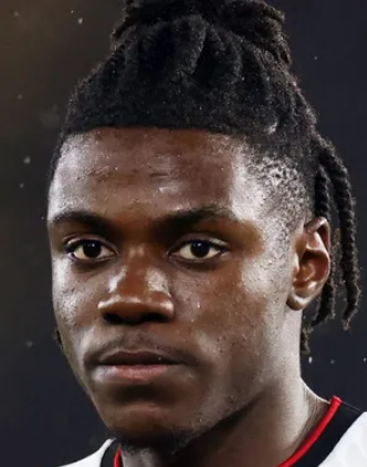 Mertinyo19's tweet photo. Son Dakika: Galatasaray , Roméo Lavia ile ilgileniyor. Chelsea'ye kiralama teklifi yapılacağı söyleniyor ancak şu anlık sadece bir kulis bilgisi; henüz somut bir gelişme yok.Oyuncu Sakatlıktan yeni döndü.

Hatırlatma: Fofana'yı geri çağırdıkları için bir tane kiralama hakkı var. https://t.co/S21ULIDzYG