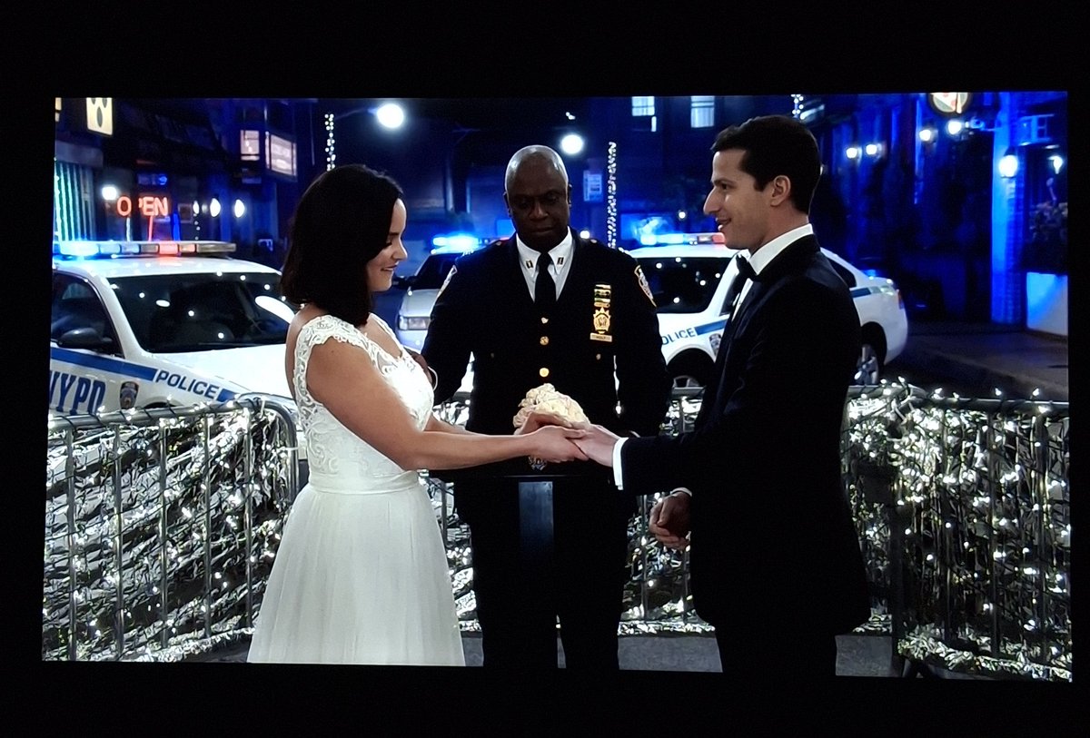 taschimith's tweet photo. Eu amo o casamento do jake e da emy #b99 #brooklin99 https://t.co/ntAizY4r4c