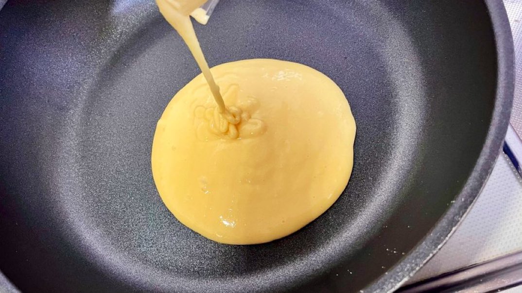 i_wrap_official's tweet image. 【ホットケーキの日】

アイラップ にミックス粉と
卵と牛乳を入れてモミモミすれば、
洗い物が削減できますよー！

フライパンに注ぐ時は、
端っこを切って直接流し込めば 楽チン。

ホットケーキを焼いた後に、
ベタベタのボウルもお玉も泡立て器も
洗わなくて良いのはホント助かる…

お試しあれ。