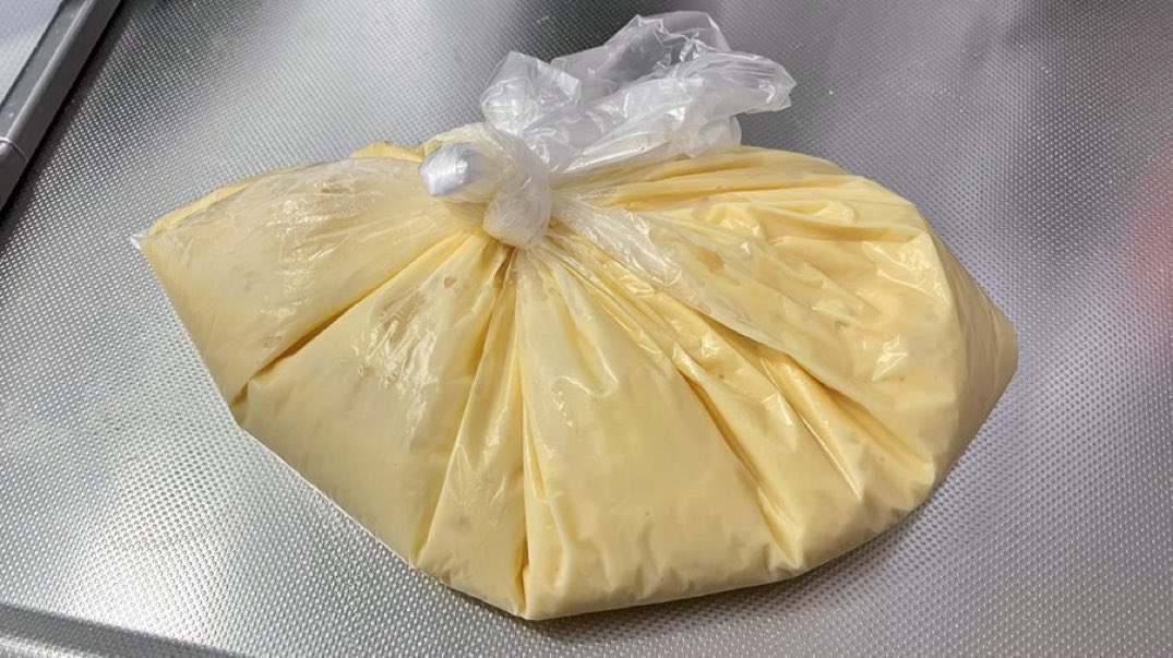 i_wrap_official's tweet image. 【ホットケーキの日】

アイラップ にミックス粉と
卵と牛乳を入れてモミモミすれば、
洗い物が削減できますよー！

フライパンに注ぐ時は、
端っこを切って直接流し込めば 楽チン。

ホットケーキを焼いた後に、
ベタベタのボウルもお玉も泡立て器も
洗わなくて良いのはホント助かる…

お試しあれ。