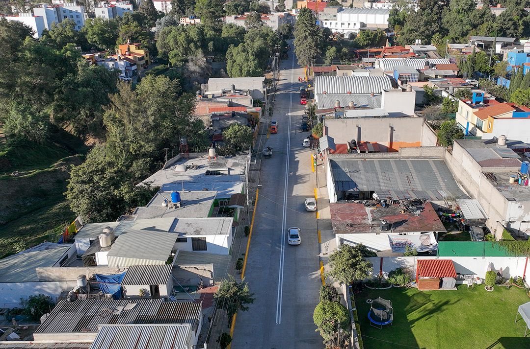 GobAtizapan's tweet photo. Se entregó la obra de rehabilitación de la calle Pioneros del Cooperativismo en México Nuevo. El alcalde @Pedro_RVillegas destacó que estas acciones fortalecen la seguridad y mejoran la movilidad de las y los vecinos. 🚧✅ https://t.co/Kxp80tBm8Q