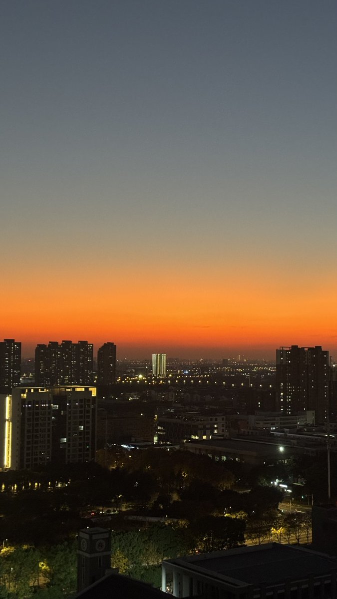 aria23125's tweet photo. Taken from my balcony almost 2 months ago, these sunsets capture the true beauty of summer 🌞🌅. There’s something magical about watching the sky turn gold and pink, it’s summer at its finest, a moment to truly enjoy. https://t.co/ksn7sz7EmI