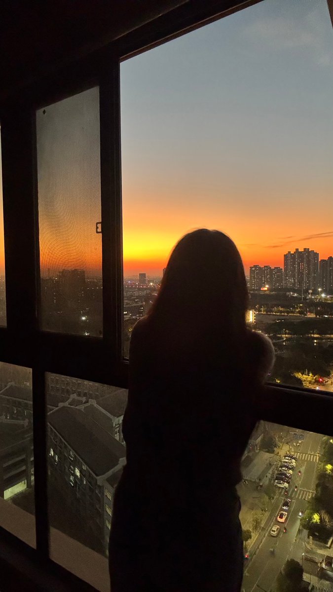 aria23125's tweet photo. Taken from my balcony almost 2 months ago, these sunsets capture the true beauty of summer 🌞🌅. There’s something magical about watching the sky turn gold and pink, it’s summer at its finest, a moment to truly enjoy. https://t.co/ksn7sz7EmI