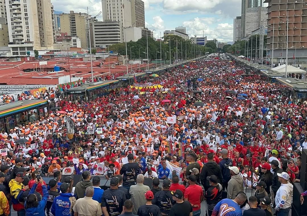 SonPolemicas's tweet photo. Maduro tiene a millones de Venezolanos en las calles exigiendo su regreso.
La oposición no tiene a nadie en las calles apoyando a Trump.
Solo tienen unos cuantos "bots" escribiendo estupideces en redes sociales.
Realidad. https://t.co/cTp2N4BEvA
