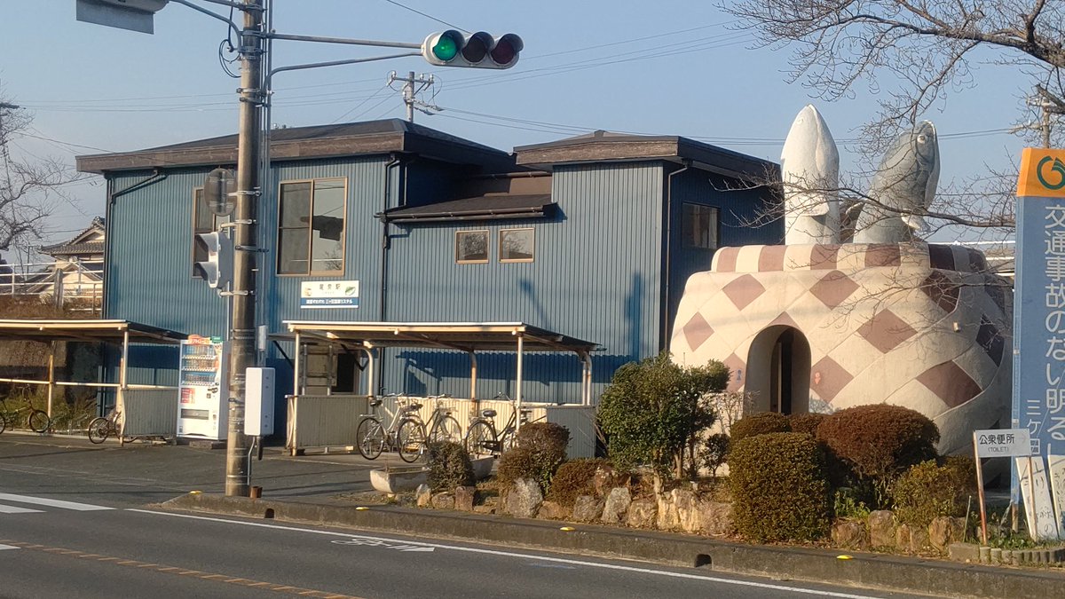 JRFNumazukoLine's tweet image. 心が汚れていると新居町を「あらいまち」と読めなくなってしまうかもしれない往復乗車券。
尾奈駅にはビンビンにいきり立つウナギがモチーフの公衆便所があっておもろい。