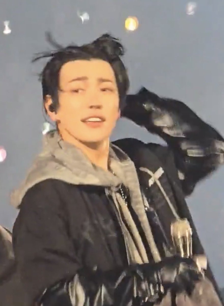 hongjoonging's tweet image. I’m renting a bus and we’re driving off a cliff who wants shotgun