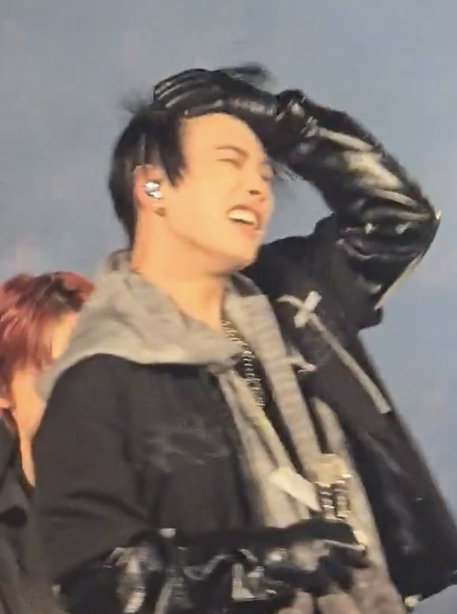 hongjoonging's tweet image. I’m renting a bus and we’re driving off a cliff who wants shotgun