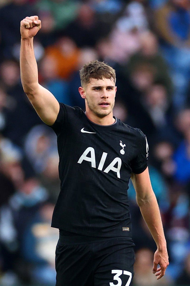 hojlundejong's tweet image. micky van de ven you are not from this world