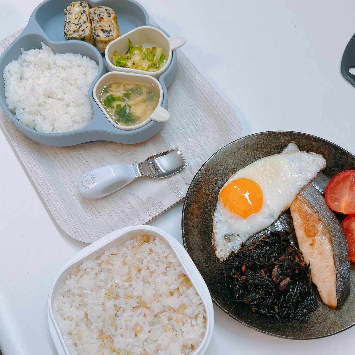 チビの朝ごはんとワイの朝ごはんを同時進行😌笑