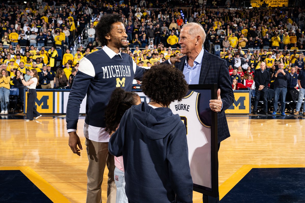 umichbball's tweet photo. Great to have Coach Beilein back at Crisler! https://t.co/EWWyhzBfN6