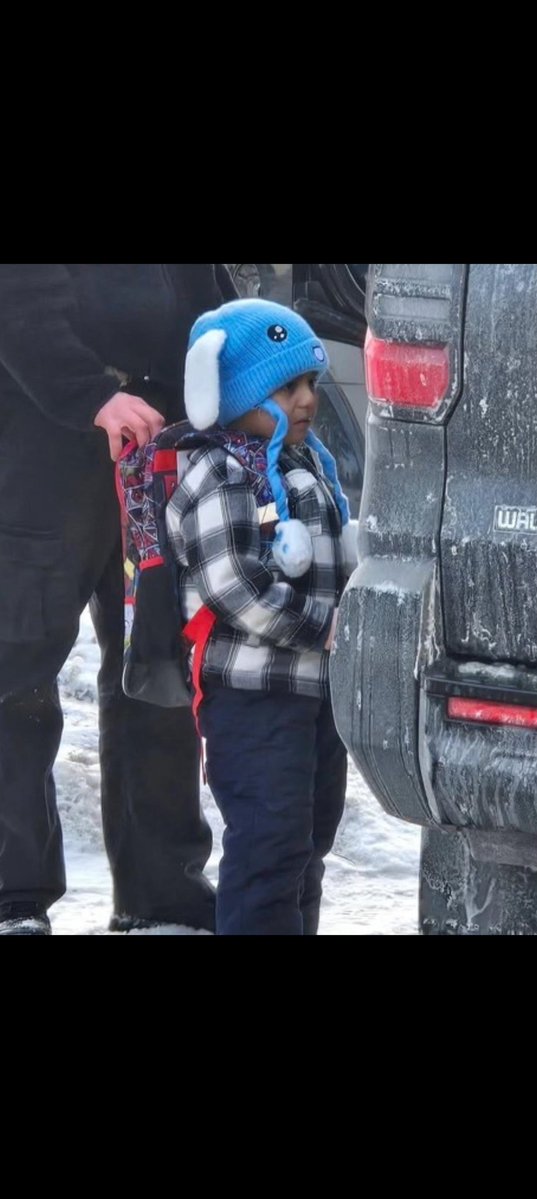 🔴 Este niño se llama Liam.
No ha sido arrestado.  🤌 Los agentes de ICE lo cuidaron por varias horas, le compraron McDonald's y pusieron su música favorita. 

El padre con situación migratoria  ilegal (no cumple la ley de EEUU)  lo abandona  para huir de ICE. Cuando ICE intentó