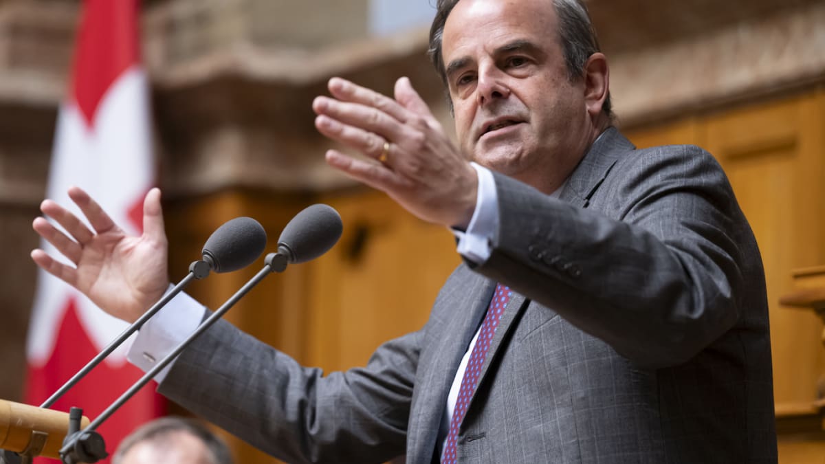 Der ehemalige Mitte-Präsident fordert von der Landesregierung mehr Rückgrat gegenüber Donald Trump – und plädiert dafür, die Zollverhandlungen mit den USA zu stoppen.  brnw.ch/21wZmJN