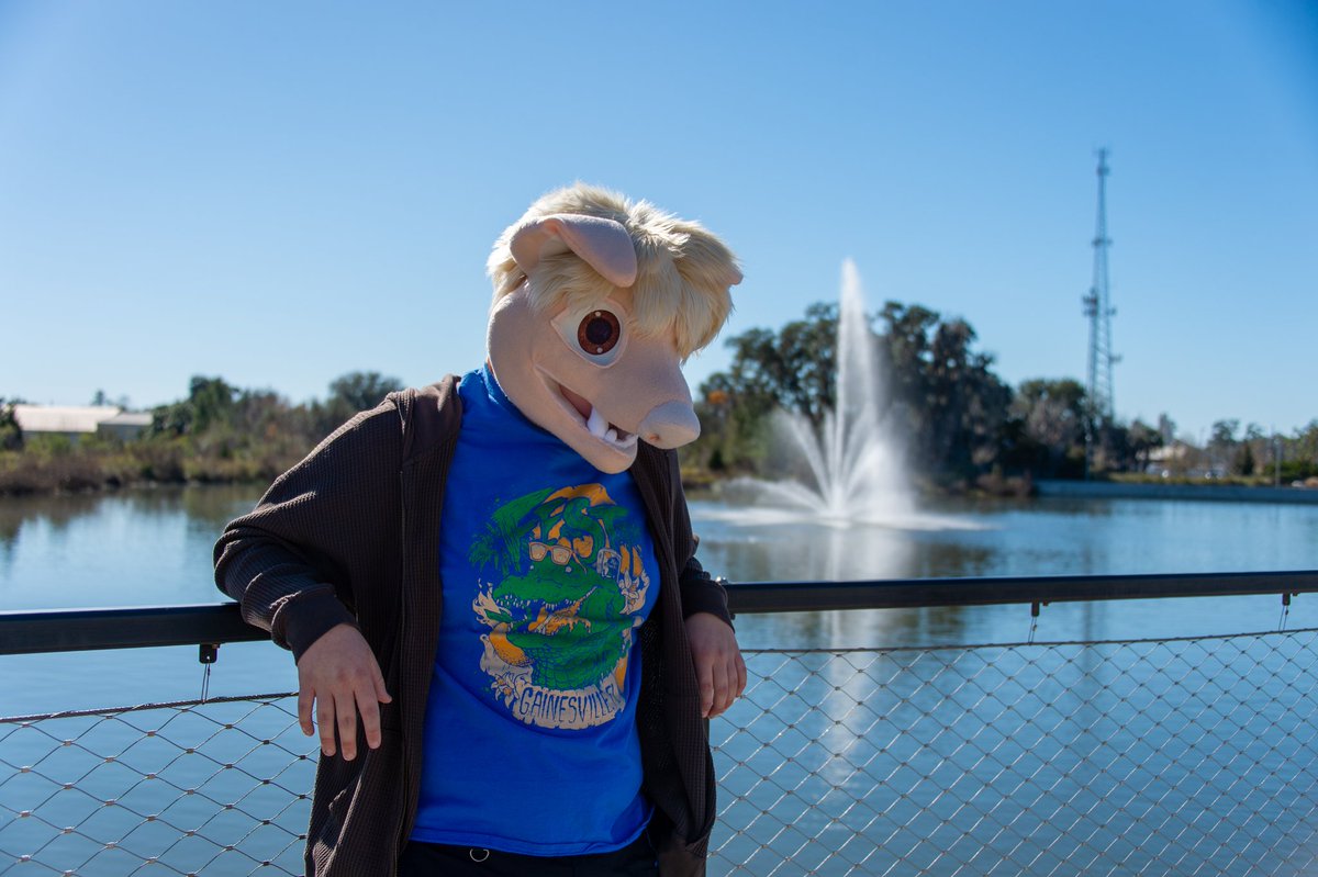 bacnbutt's tweet photo. Is that a lake or a fountain behind me?     🐖 ❓ 

Oink https://t.co/hoFY6IQjII
