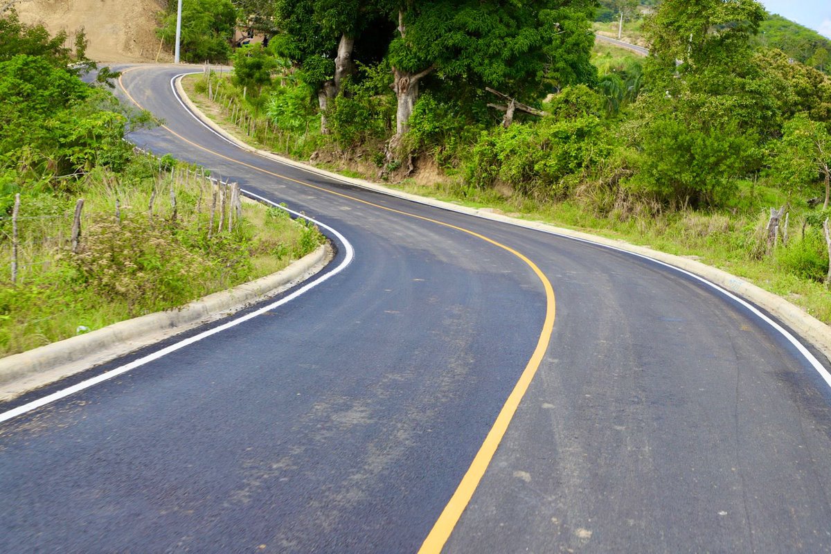 Presidente Abinader destaca avances sin precedentes en infraestructura y atención social en comunidades de la Sierra y reafirma nuevos compromisos para mejorar su calidad de vida. 

Más del contenido en egehid.gob.do
#Egehid ¡La energía sostenible del país!